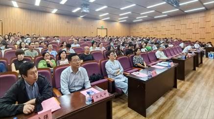 会议室里的人们
AI 生成的内容可能不正确。