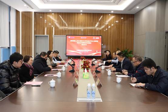 会议室里的人们

描述已自动生成