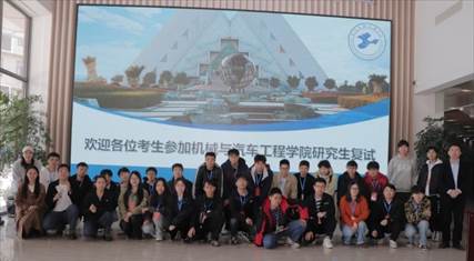 一群人站在台上

AI 生成的内容可能不正确。