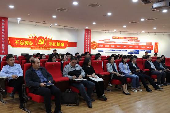 许多人在房间里
描述已自动生成