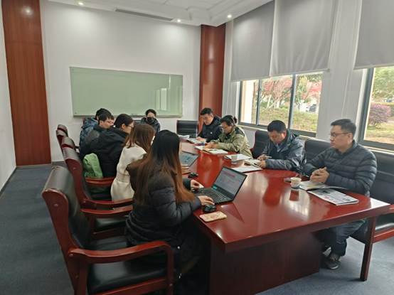 会议室里的人们

描述已自动生成