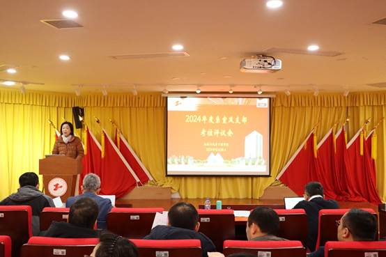 图片包含 天花板, 室内, 房间, 活

描述已自动生成